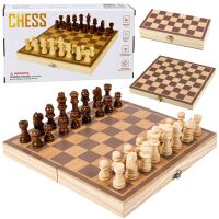 Klassisches Logikspiel: Schachbrett aus Holz im...